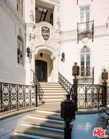 1302 Sweetzer Avenue 401, West Hollywood, CA 90046