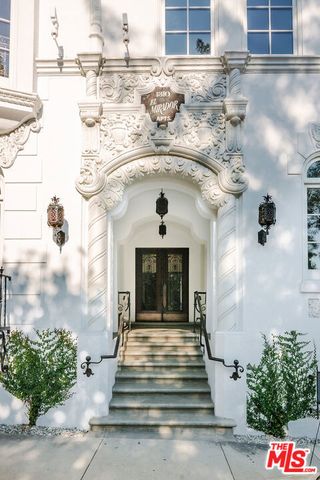 1302 Sweetzer Avenue 401, West Hollywood, CA 90046