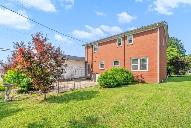 1701 Parkview Dr, Hopkinsville, KY 42240