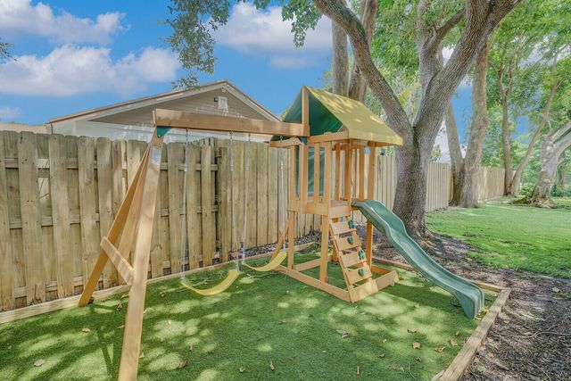 166 Old Country Road S, Wellington, FL 33414