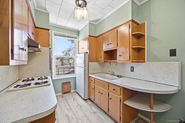 7861 75th Street, Glendale, NY 11385