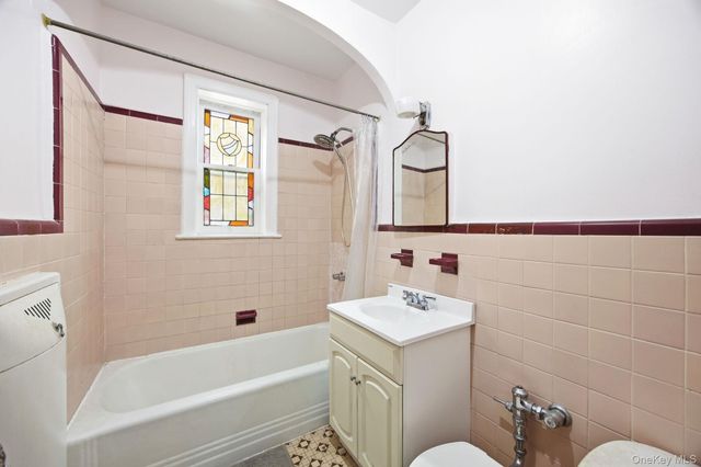 7861 75th Street, Glendale, NY 11385