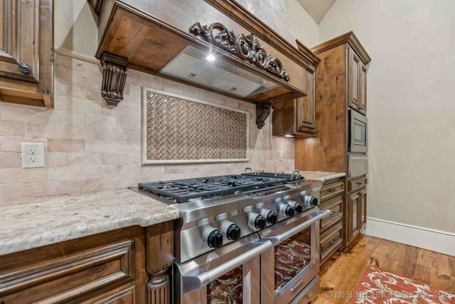 8010 S Guthrie Court, Tulsa, OK 74132