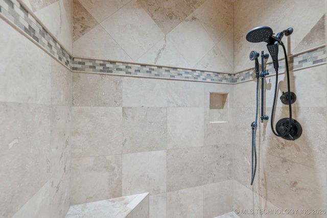 8010 S Guthrie Court, Tulsa, OK 74132