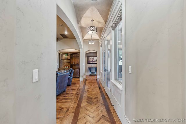 8010 S Guthrie Court, Tulsa, OK 74132