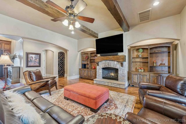 8010 S Guthrie Court, Tulsa, OK 74132