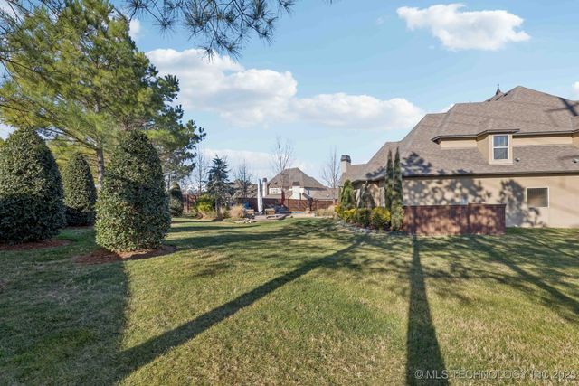 8010 S Guthrie Court, Tulsa, OK 74132