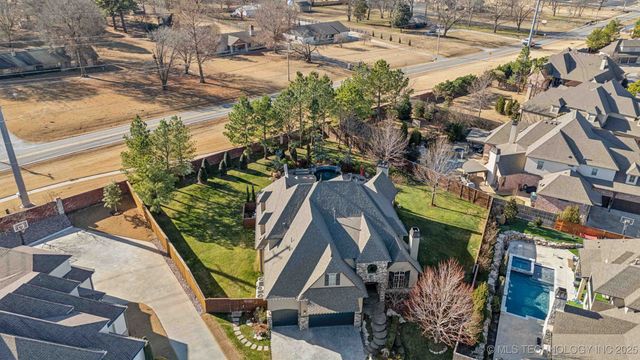 8010 S Guthrie Court, Tulsa, OK 74132