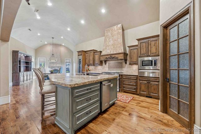 8010 S Guthrie Court, Tulsa, OK 74132