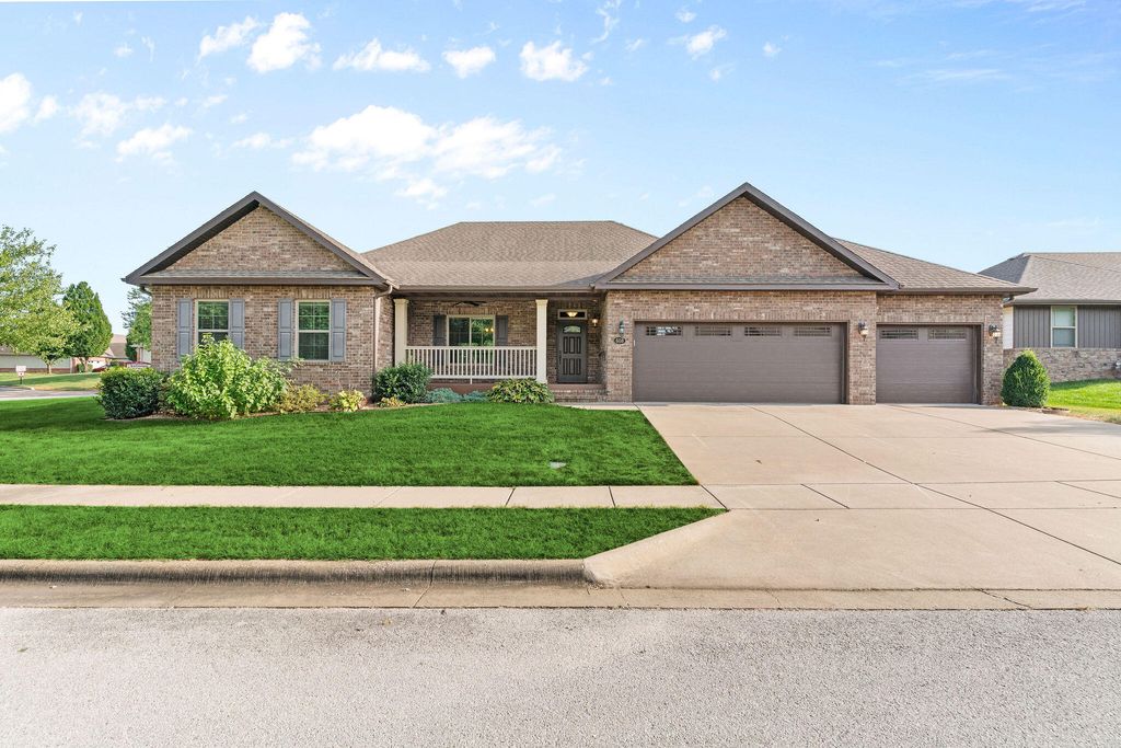 608 E Penzance Drive, Nixa, MO 65714