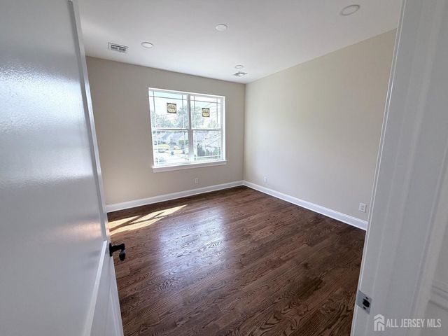 28 S McKinley Avenue S, Iselin, NJ 08830