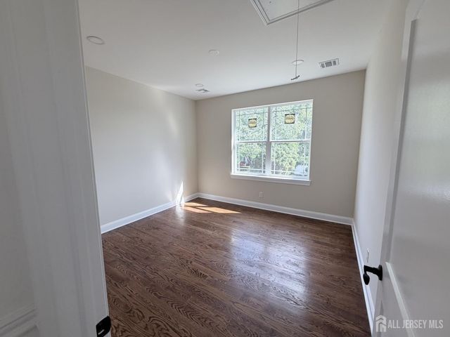 28 S McKinley Avenue S, Iselin, NJ 08830