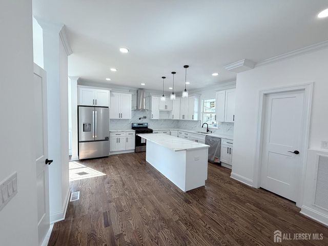 28 S McKinley Avenue S, Iselin, NJ 08830