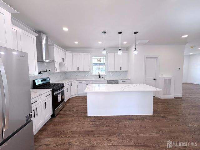 28 S McKinley Avenue S, Iselin, NJ 08830