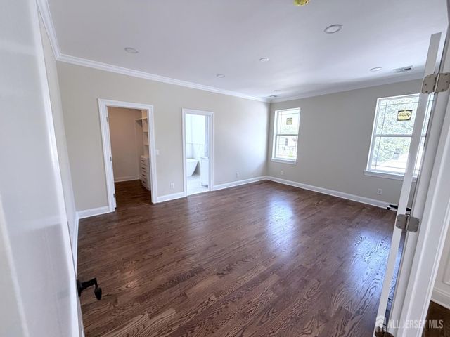 28 S McKinley Avenue S, Iselin, NJ 08830