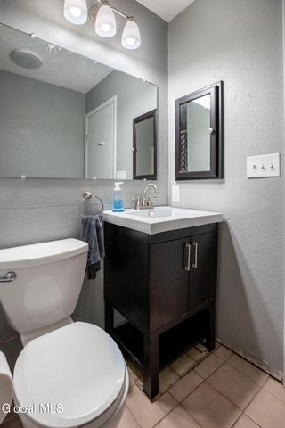 1 Freemans Way, Halfmoon, NY 12065