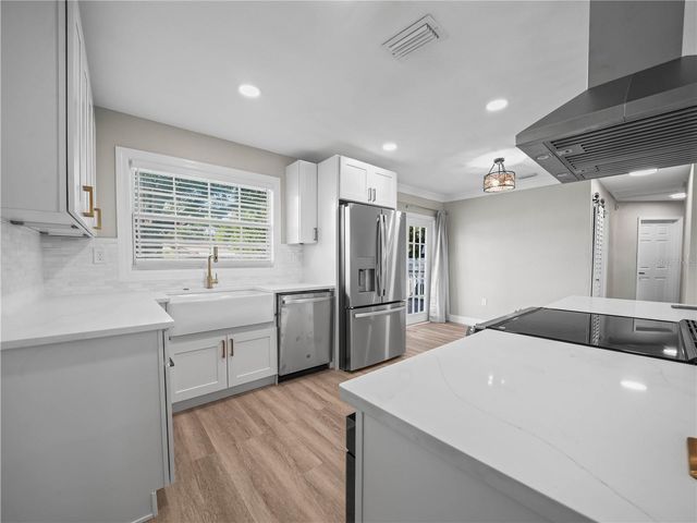 125 80TH AVENUE N, St Petersburg, FL 33702