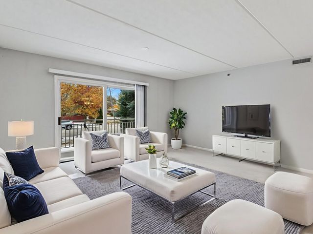 8650 N Shermer Road 102, Niles, IL 60714