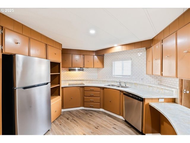 11768 Sw ROYAL VILLA Dr 124, Tigard, OR 97224