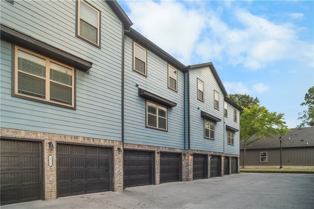 1986 Bourbon Drive, Fayetteville, AR 72703