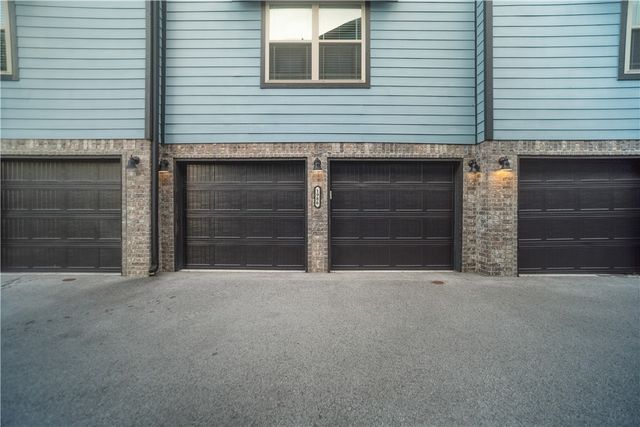 1986 Bourbon Drive, Fayetteville, AR 72703