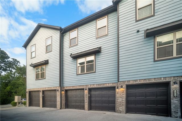 1986 Bourbon Drive, Fayetteville, AR 72703