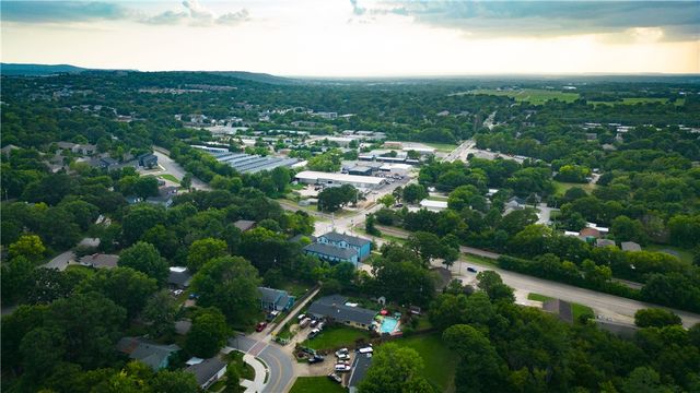 1986 Bourbon Drive, Fayetteville, AR 72703