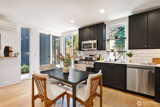 527 B NE 89th Street, Seattle, WA 98115