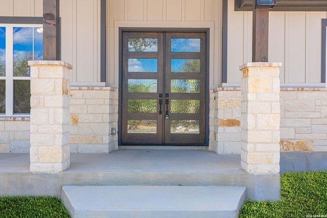 163 Pradera Ridge Drive, Floresville, TX 78114