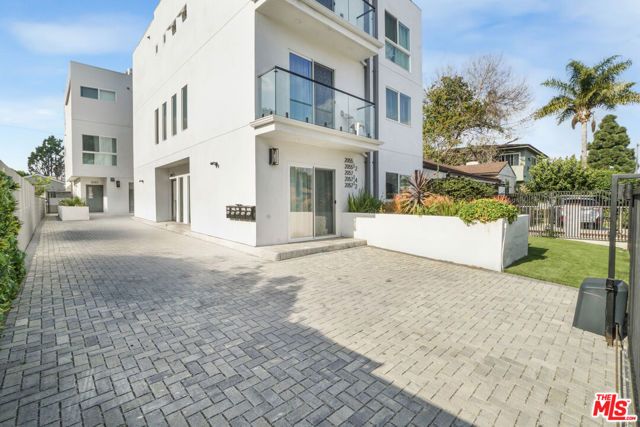 2057 S Garth Avenue, Los Angeles, CA 90034