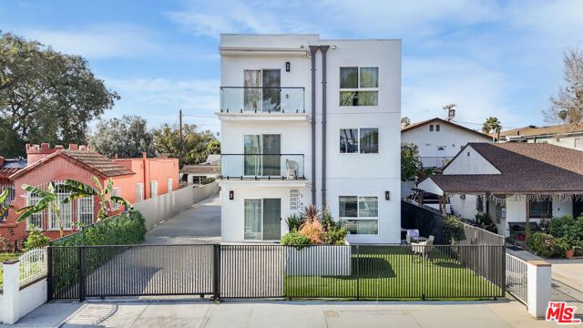 2057 S Garth Avenue, Los Angeles, CA 90034