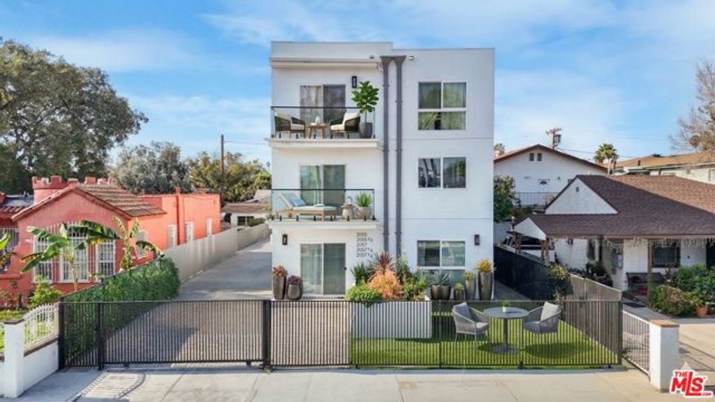 2057 S Garth Avenue, Los Angeles, CA 90034