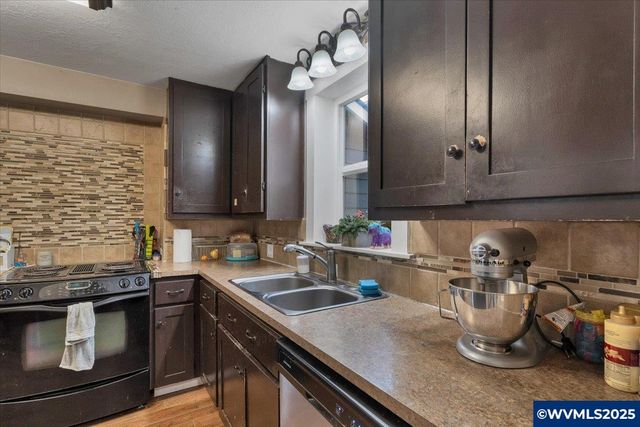 515 Norway St, Silverton, OR 97381