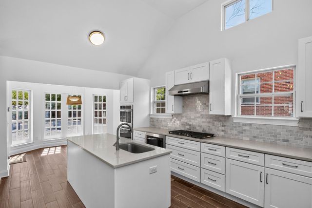 541 Harding Pl, Nashville, TN 37211