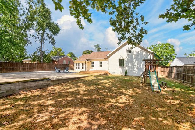 541 Harding Pl, Nashville, TN 37211