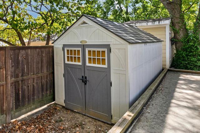 541 Harding Pl, Nashville, TN 37211