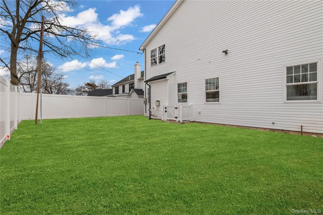 43 Barter Lane, Hicksville, NY 11801