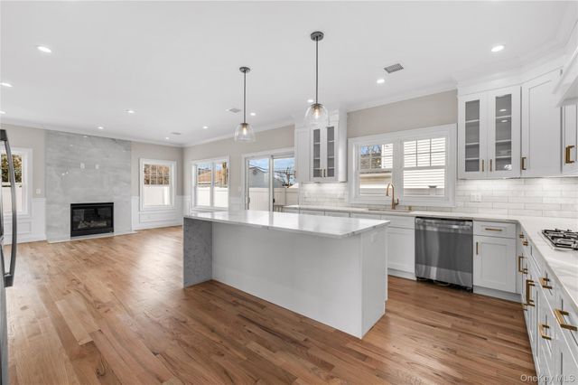 43 Barter Lane, Hicksville, NY 11801