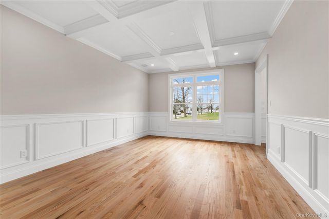 43 Barter Lane, Hicksville, NY 11801
