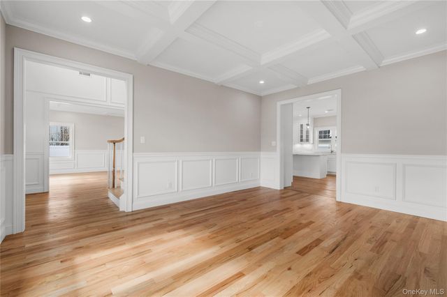 43 Barter Lane, Hicksville, NY 11801