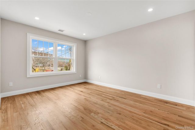 43 Barter Lane, Hicksville, NY 11801