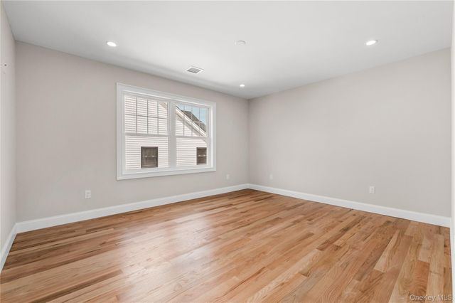 43 Barter Lane, Hicksville, NY 11801