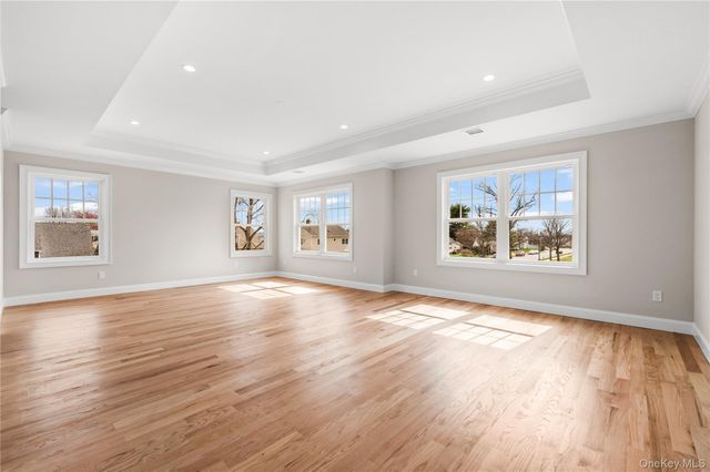 43 Barter Lane, Hicksville, NY 11801