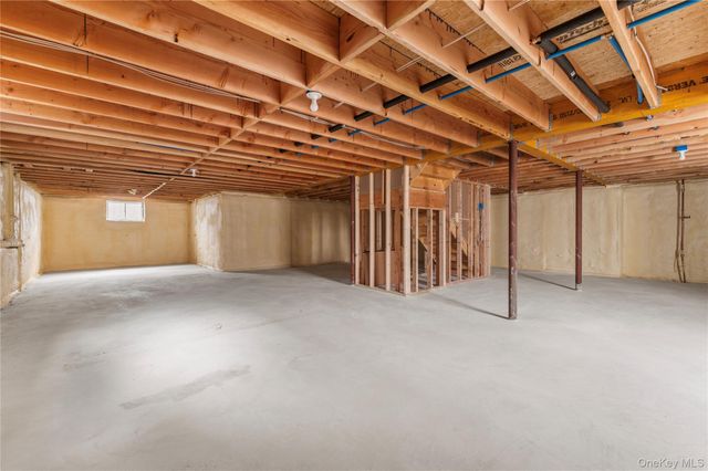 43 Barter Lane, Hicksville, NY 11801