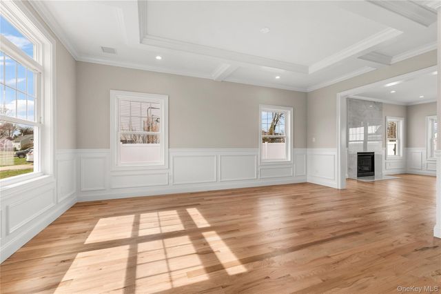 43 Barter Lane, Hicksville, NY 11801