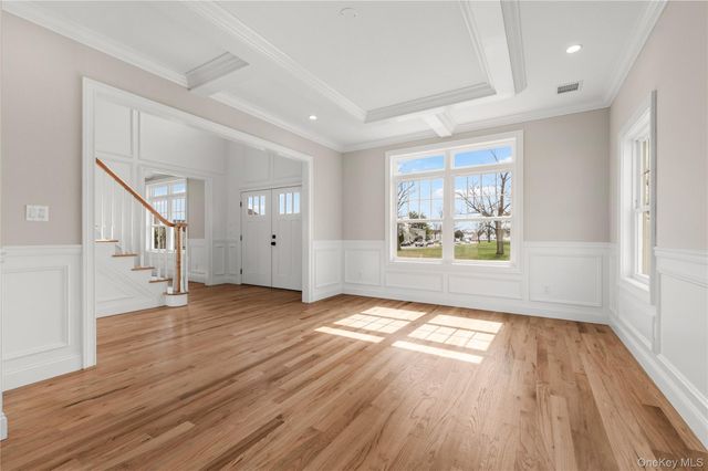 43 Barter Lane, Hicksville, NY 11801