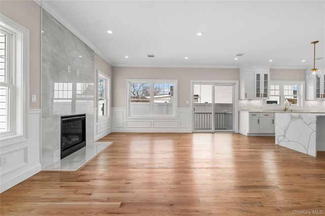 43 Barter Lane, Hicksville, NY 11801