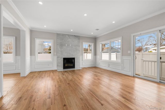 43 Barter Lane, Hicksville, NY 11801