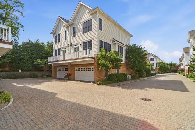 23 Mariners Walk, Oyster Bay, NY 11771