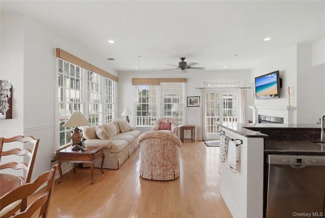 23 Mariners Walk, Oyster Bay, NY 11771
